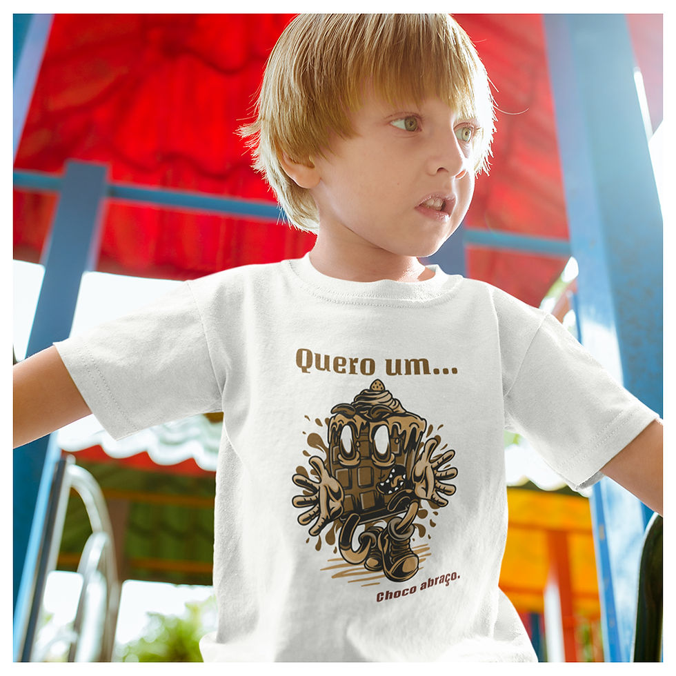 Miniatura: menino brincando no parque, vestindo camiseta chocolatra infantil branca, na estampa uma barra de chocolate quer abraço