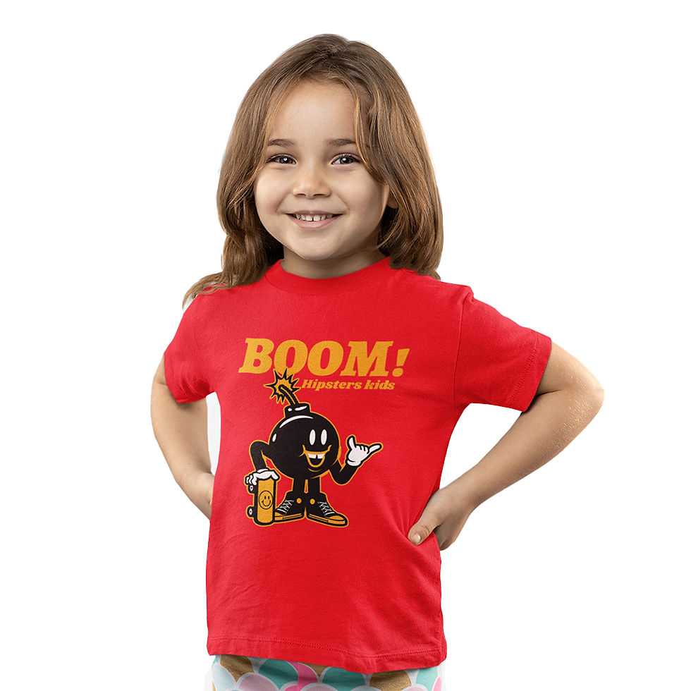 Miniatura: menina com mão na cintura, vestindo camiseta skate boom infantil vermelha, na estampa uma bomba skatista