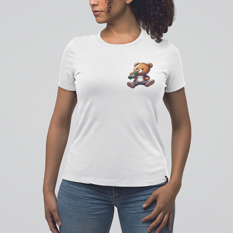 Miniatura: mulher olhando pro lado, vestindo camiseta urso de bar feminina branca. Na estampa um urso bebendo breja