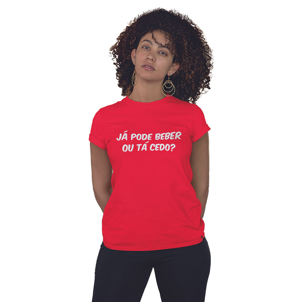 Miniatura: mulher de cachos, vestindo camiseta de bar já pode beber ou tá cedo feminina vermelha. Na estampa a frase