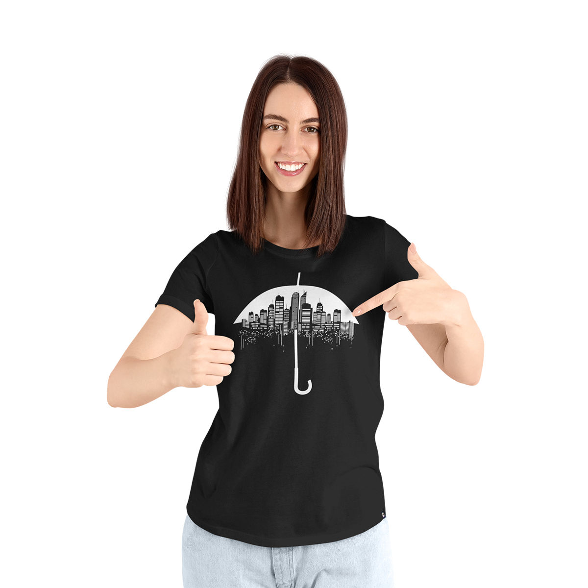 mulher fazendo like, vestindo Camiseta Cidade Guarda-Chuva feminina preta. Na estampa um guarda chuva de prédios