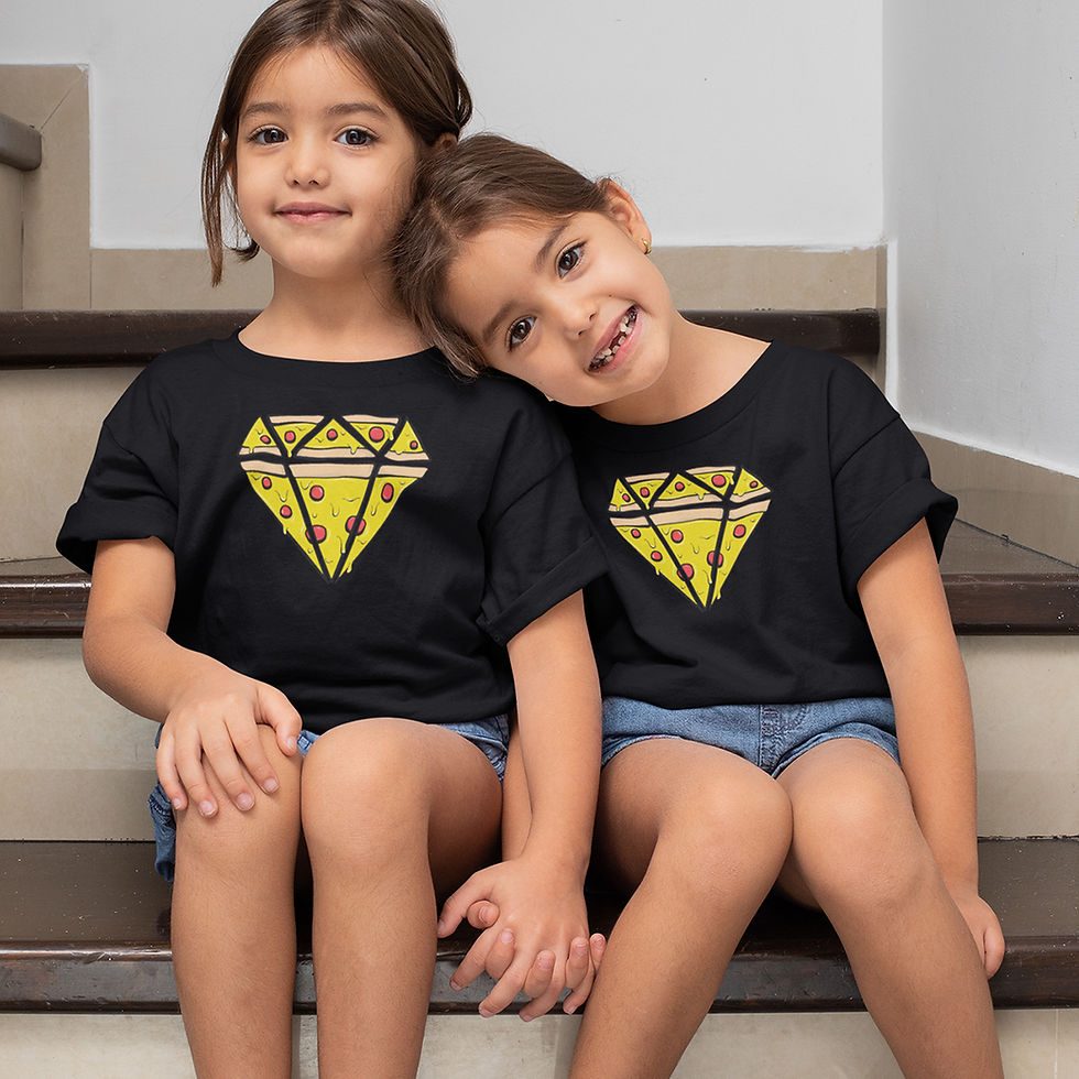 Miniatura: 2 irmãs sentadas na escada de casa vestindo uma camiseta pizza diamante preta