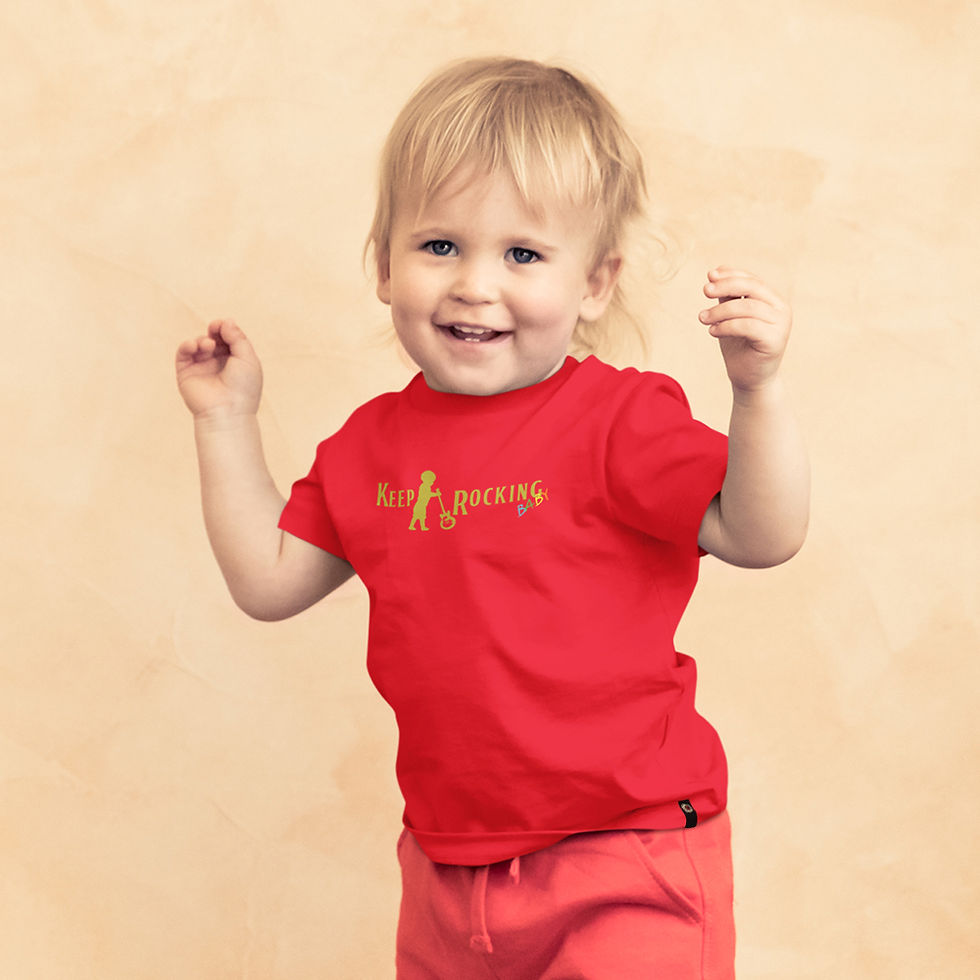 Miniatura: menina loiro com mãos pra cima, vestindo camiseta keep rocking roll baby vermelha. Na estampa a frase keep rocking e um bebê