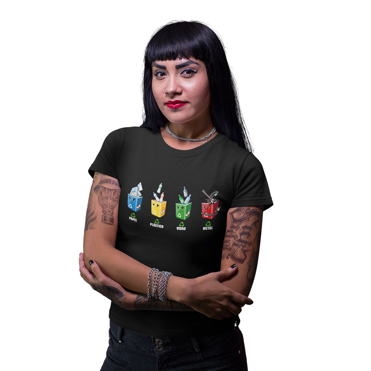mulher tatuada, vestindo camiseta trash metal feminina preta. Na estampa latas de lixo onde a última é metaleira