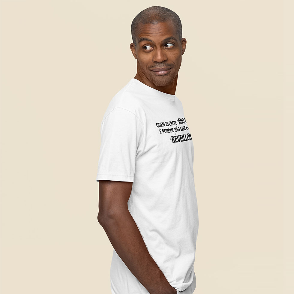 homem de lado, vestindo Camiseta Ano Novo Réveillon masculina branca. na estampa a frase engraçada