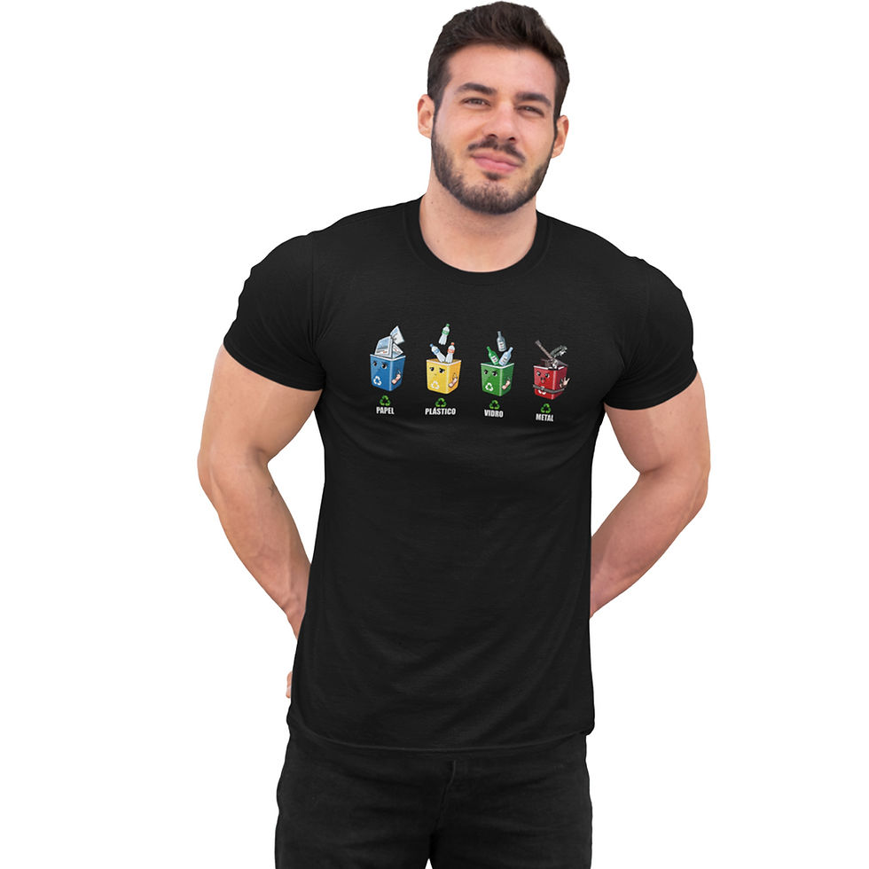 Miniatura: Homem fit mãos para trás, vestindo Camiseta Metal Trash Metal Reciclagem Divertida preta, na estampa uma lata metaleira
