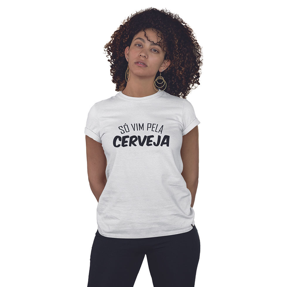 Miniatura: mulher de cabelos cacheados, vestindo camiseta só vim pela cerveja feminina branca. Na estampa  a frase