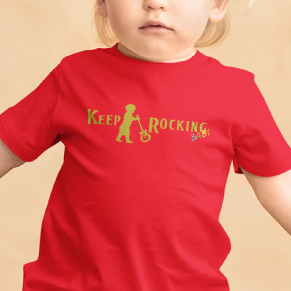 Miniatura: zoom na estampa , vestindo camiseta keep rocking roll baby vermelha. Na estampa a frase keep rocking e um bebê