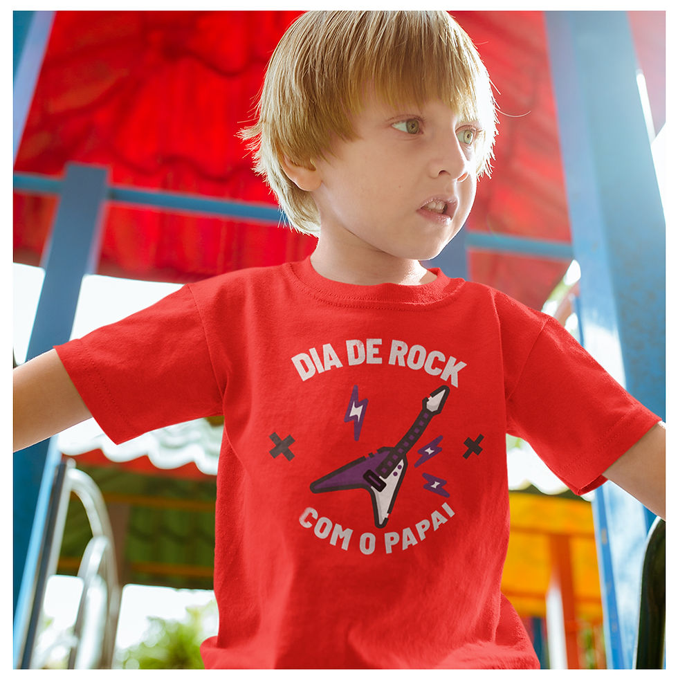 Miniatura: menino brincando no parque, vestindo a camiseta dia de rock com o papai vermelha, na estampa um baixo e a frase