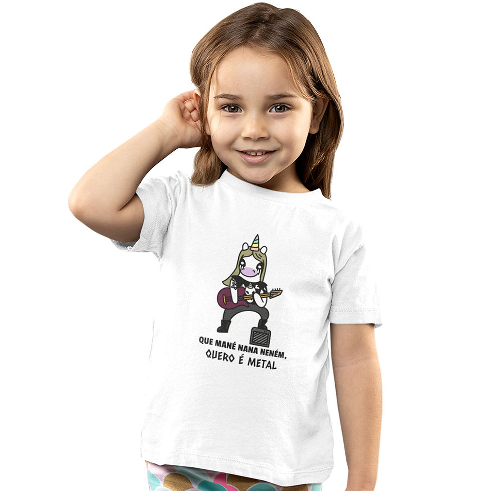 Miniatura: menina arrumando cabelo na orelha, vestindo camiseta nana neném metal unicórnio branca, na estampa um unicórnio metaleiro