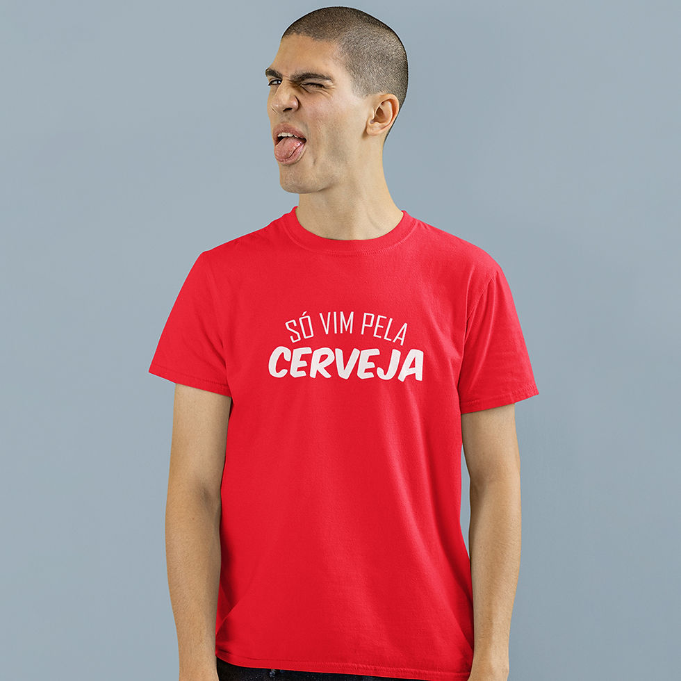 Miniatura: homem língua de fora, vestindo camiseta Camiseta Só Vim Pela Cerveja Masculina vermelha. Na estampa a frase de título