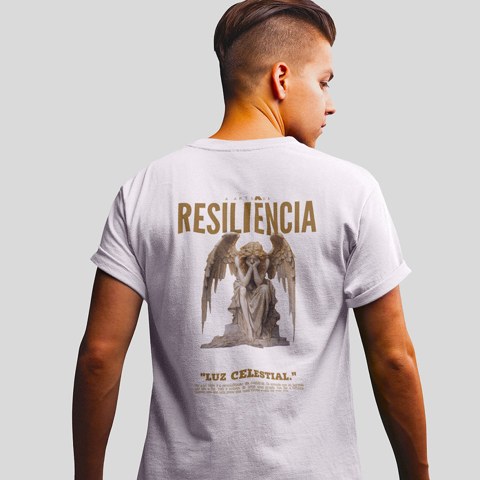 Modelo de costas, vestindo camiseta estátua anjo street masculina. Nas costas escrito resiliência e um anjo triste