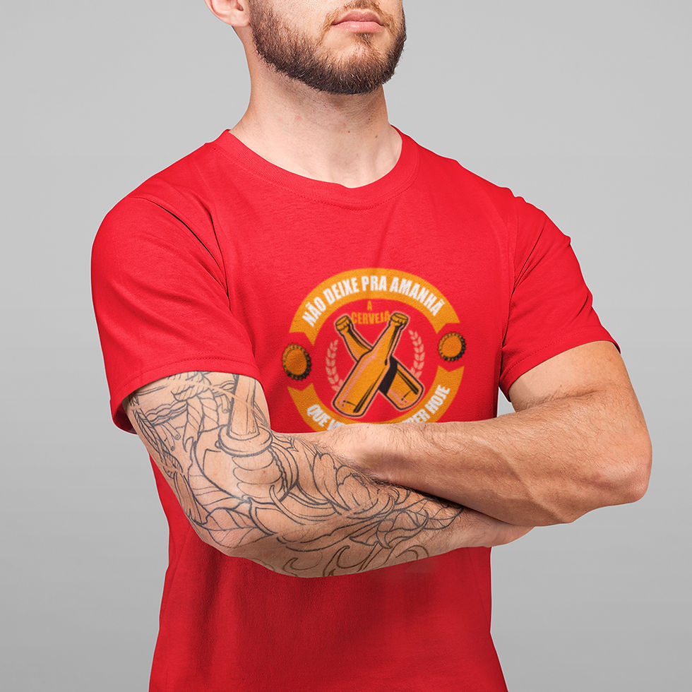 Miniatura: homem de braços cruzados, vestindo camiseta cerveja não deixe pra amanhã masculina vermelha, na estampa 2 cervejas e a frase