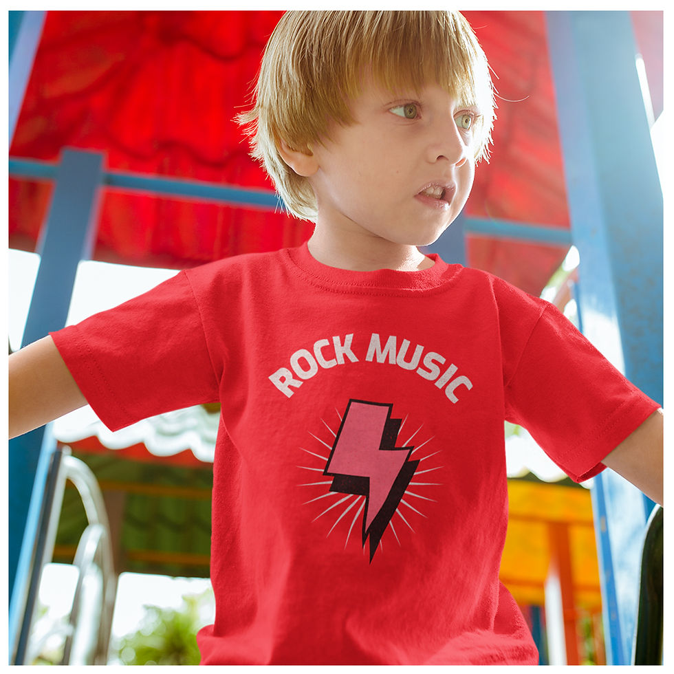 Miniatura: menino brincando no parque, vestindo camiseta rock music infantil vermelha. Na estampa a frase rock music e um raio