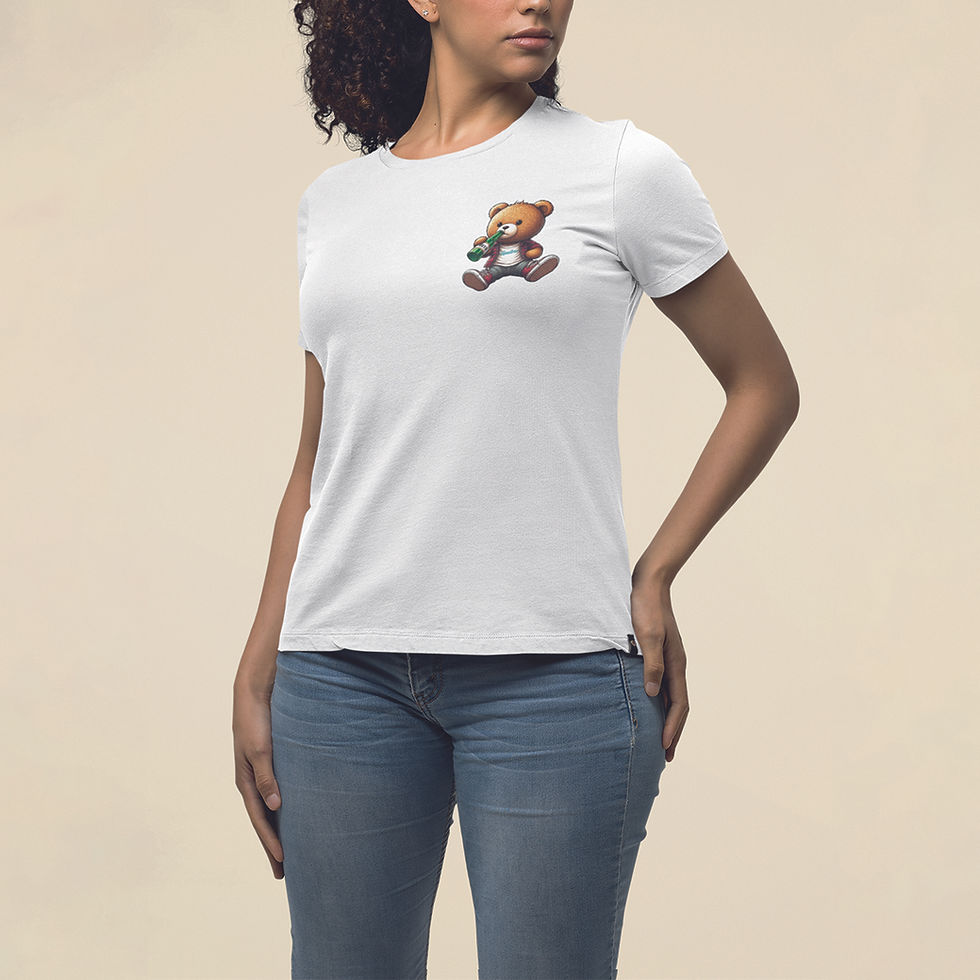 Miniatura: mulher mão no quadril, vestindo camiseta urso de bar feminina branca. Na estampa um urso bebendo breja