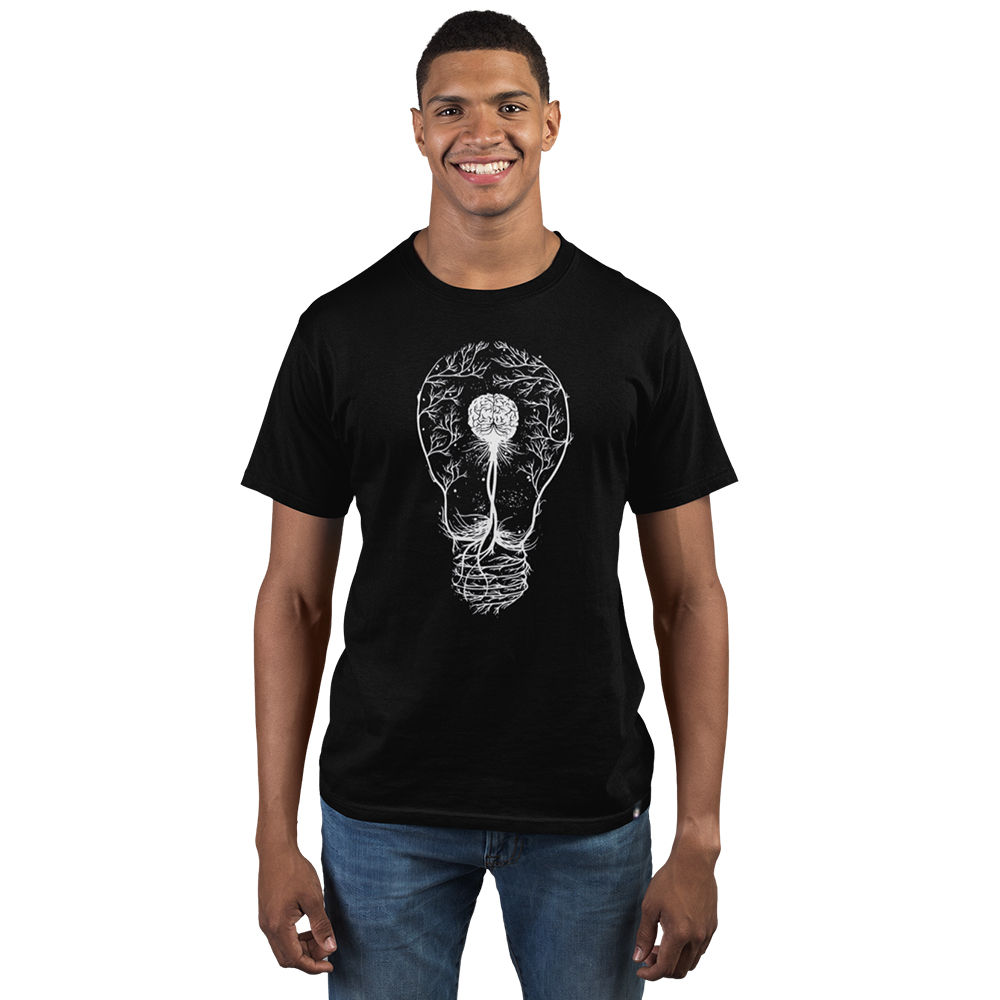 homem de frente, vestindo camiseta Camiseta Lâmpada Luz do Universo Brainlight Masculina preta. Na estampa uma lâmpada raíz