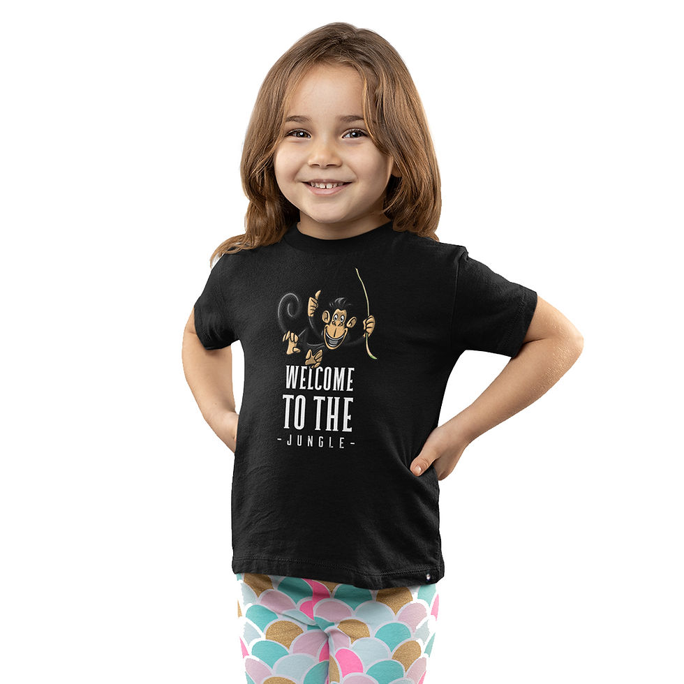 Miniatura: menina mão no quadril, vestindo camiseta macaco infantil preta, na estampa um macaco com a frase welcome to the jungle