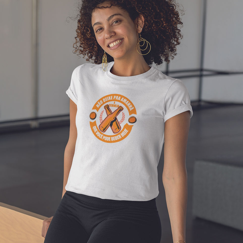Miniatura: mulher sentada, vestindo camiseta não deixe pra amanhã a cerveja que você pode beber hoje feminina branca