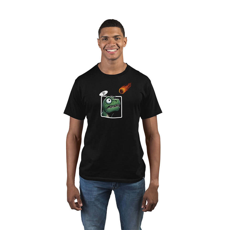 homem de frente feliz, vestindo camiseta dinossauro jokenpô masculina preta. Estampa com dino jogando pedra papel e tesoura