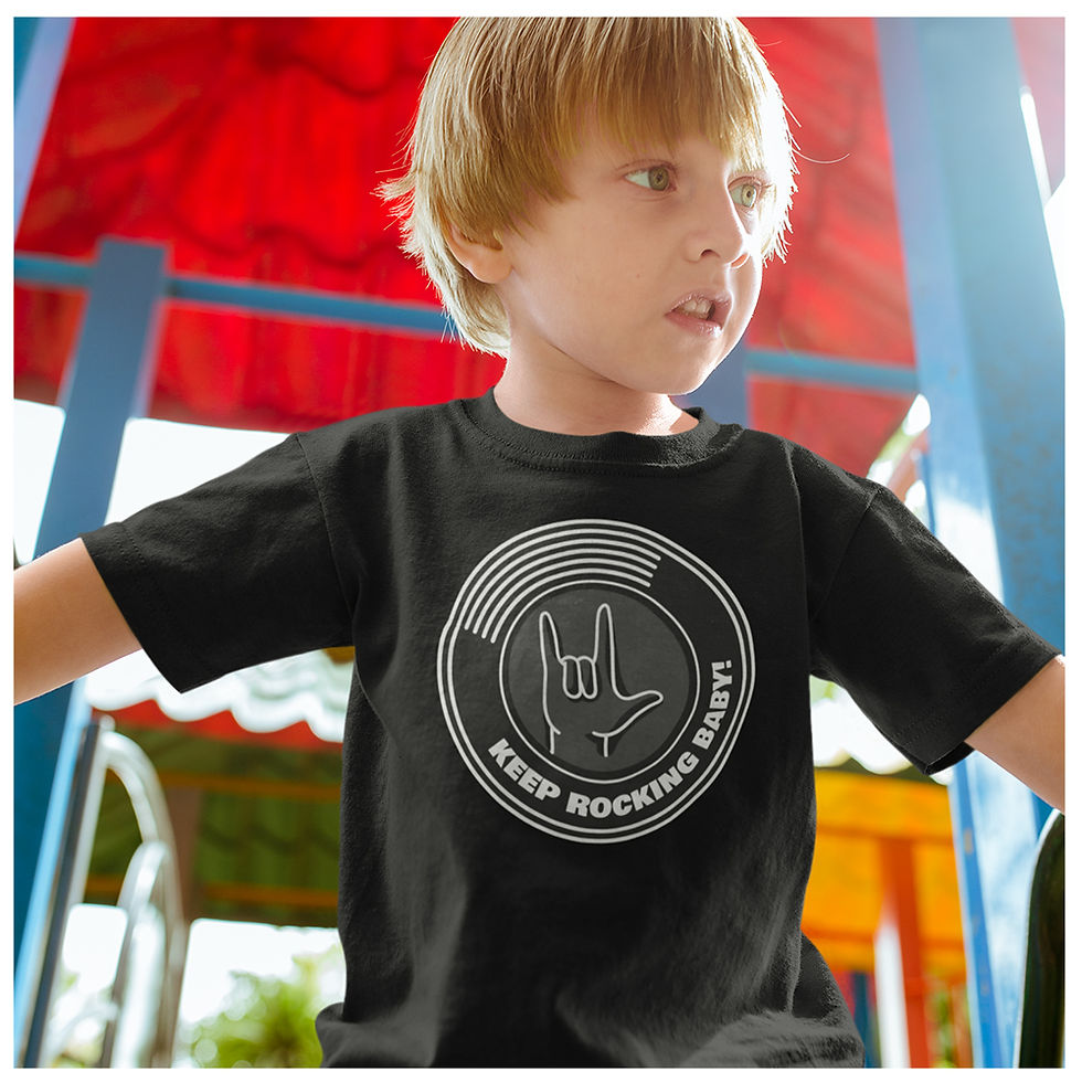 menino brincando no parque, vestindo camiseta keep rocking baby preta, na estampa um criculo com mão rock
