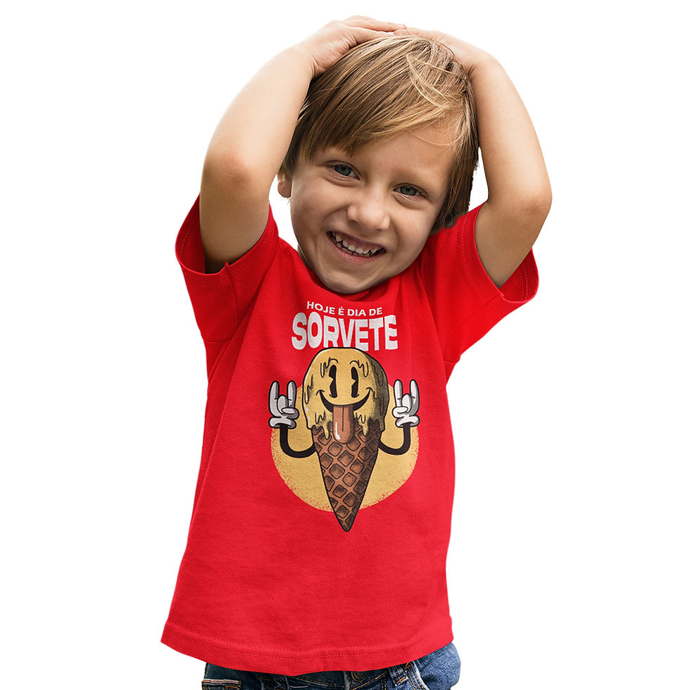 Miniatura: menino com mão na cabeça, vestindo camiseta hoje é dia de sorvete vermelha, na estampa uma casquinha de sorvete feliz