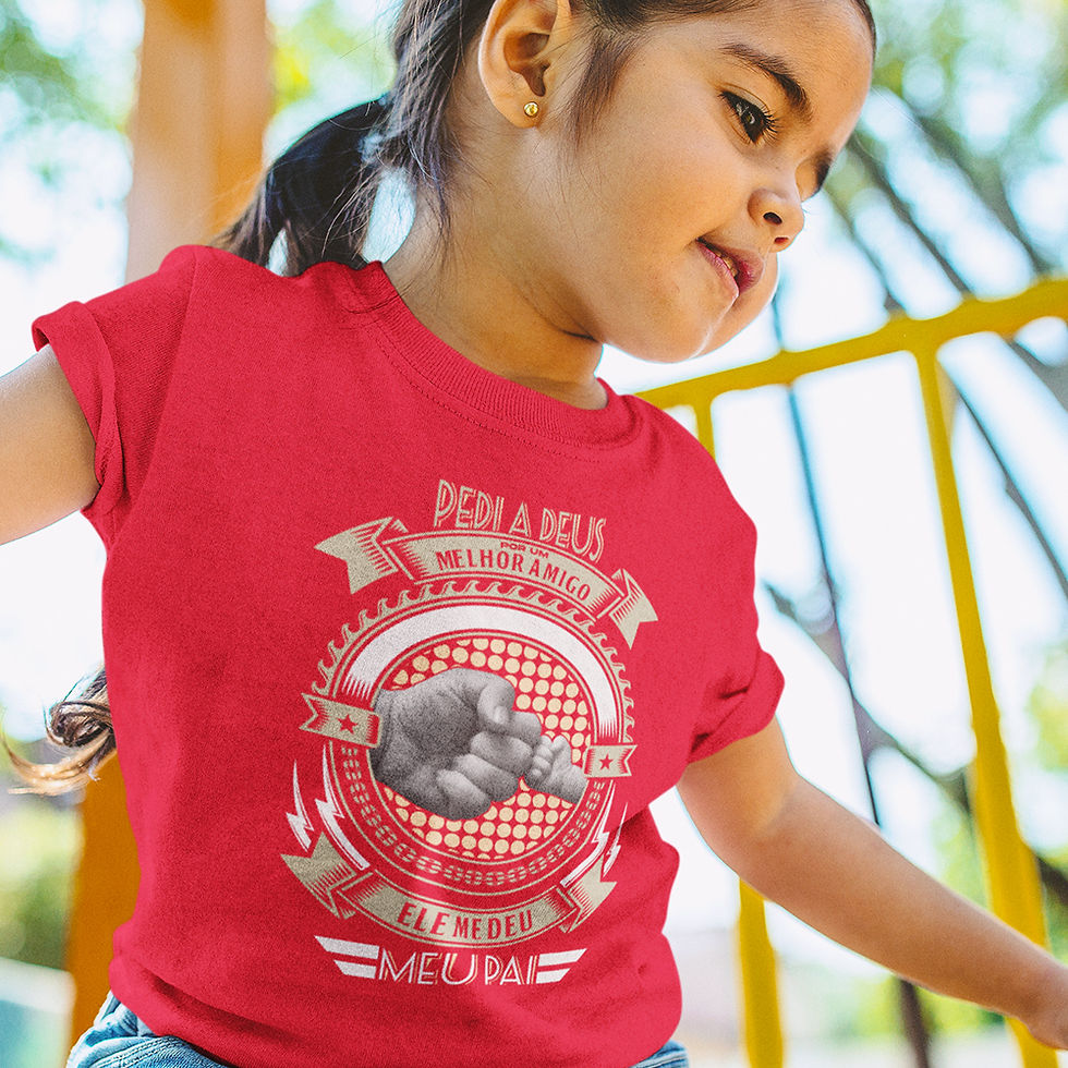 Miniatura: menina brincando no parque, vestindo camiseta dia dos pais infantil vermelha. estampa linda pai e filho