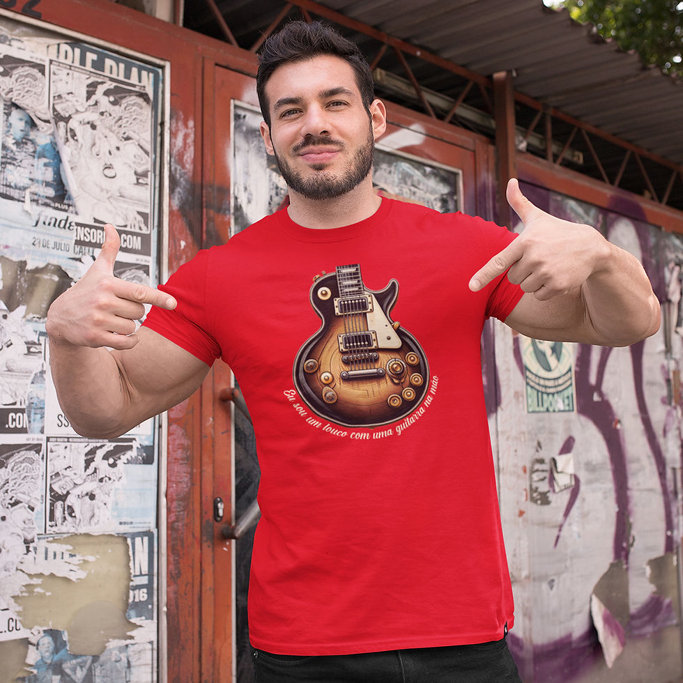 Miniatura: homem fit feliz destaca estampa, vestindo camiseta louco guitarra na mão masculina vermelha. Estampa a frase e uma les paul