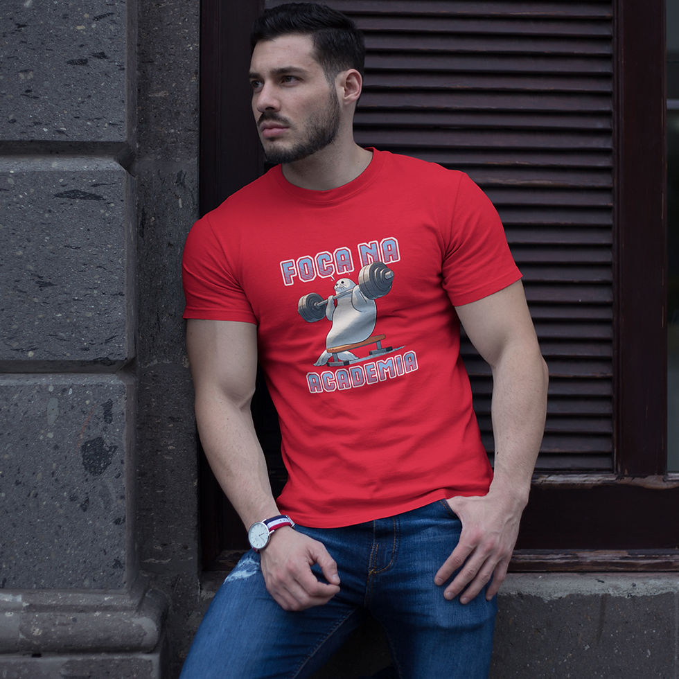 Miniatura: homem fit encostado no prédio, vestindo camiseta foca na academia masculina vermelha. Na estampa uma foca levanta peso