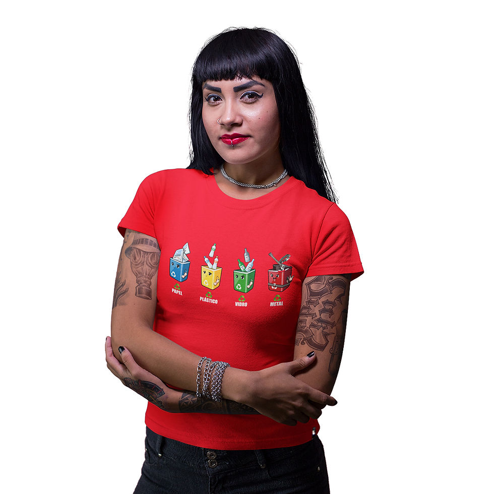 Miniatura: mulher tatuada, vestindo camiseta trash metal feminina vermelha. Na estampa latas de lixo onde a última é metaleira