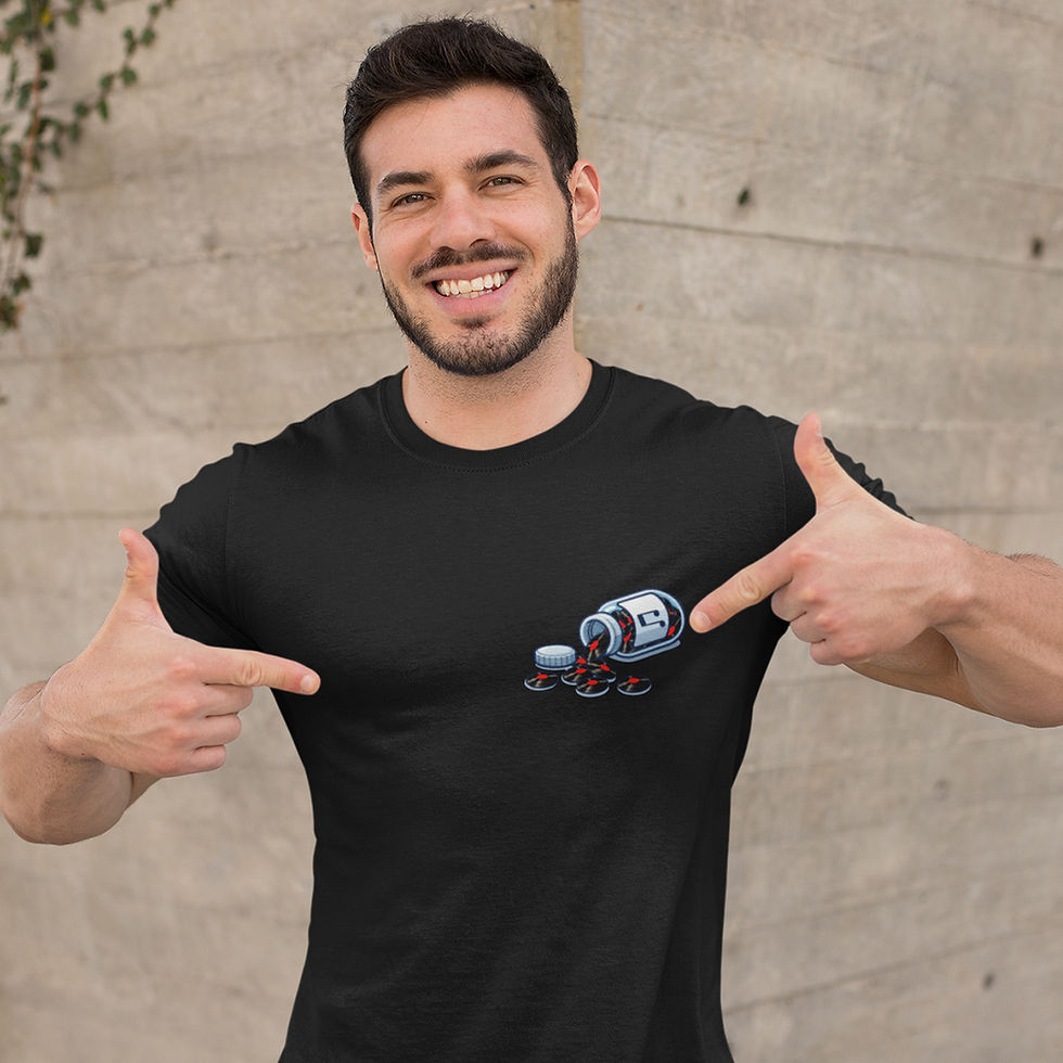 homem aponta pra estampa, vestindo camiseta vinil rock pílulas masculina preta. estampa minimalista de um frasco de remédio