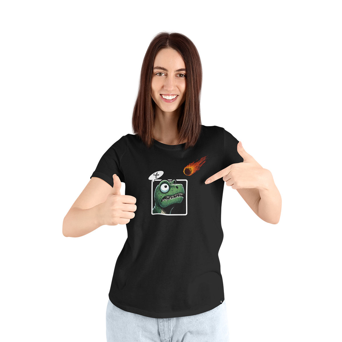 mulher dando like, vestindo camiseta dinossauro jokenpô feminina preta. na estampa um dino faz tesoura
