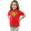 Miniatura: uma linda menina com as mãos no quadril e sorrindo, utilizando uma camiseta vermelha pizza diamante