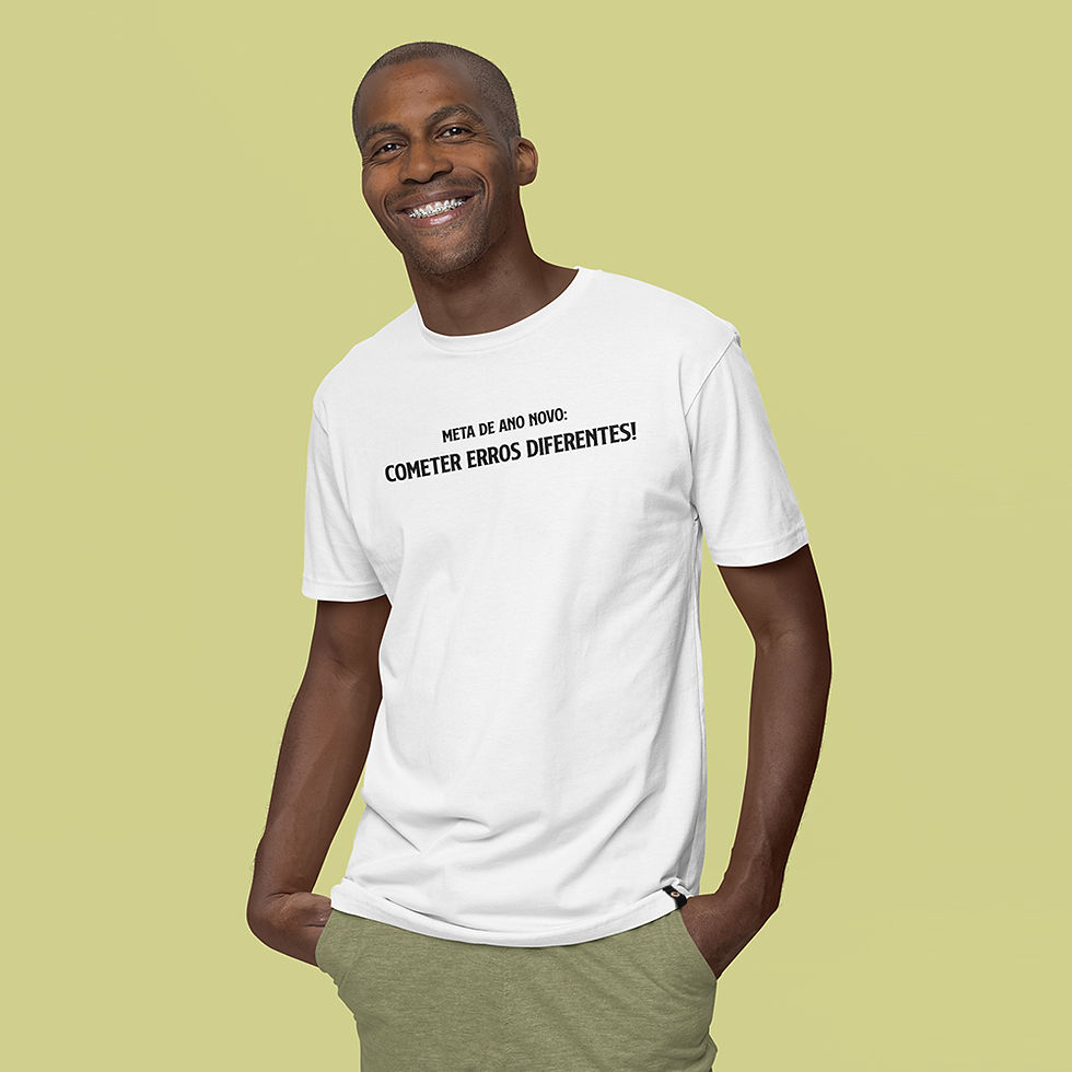 Miniatura: homem sorrindo, vestindo Camiseta Ano Novo Erros Diferentes Masculina branca. Na estampa a frase engraçada