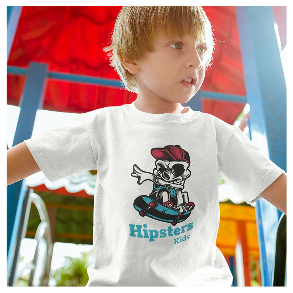 Miniatura: menino brincando no parque, vestindo camiseta skate esqueleto infantil branca, na estampa uma caveirinha andando de skate