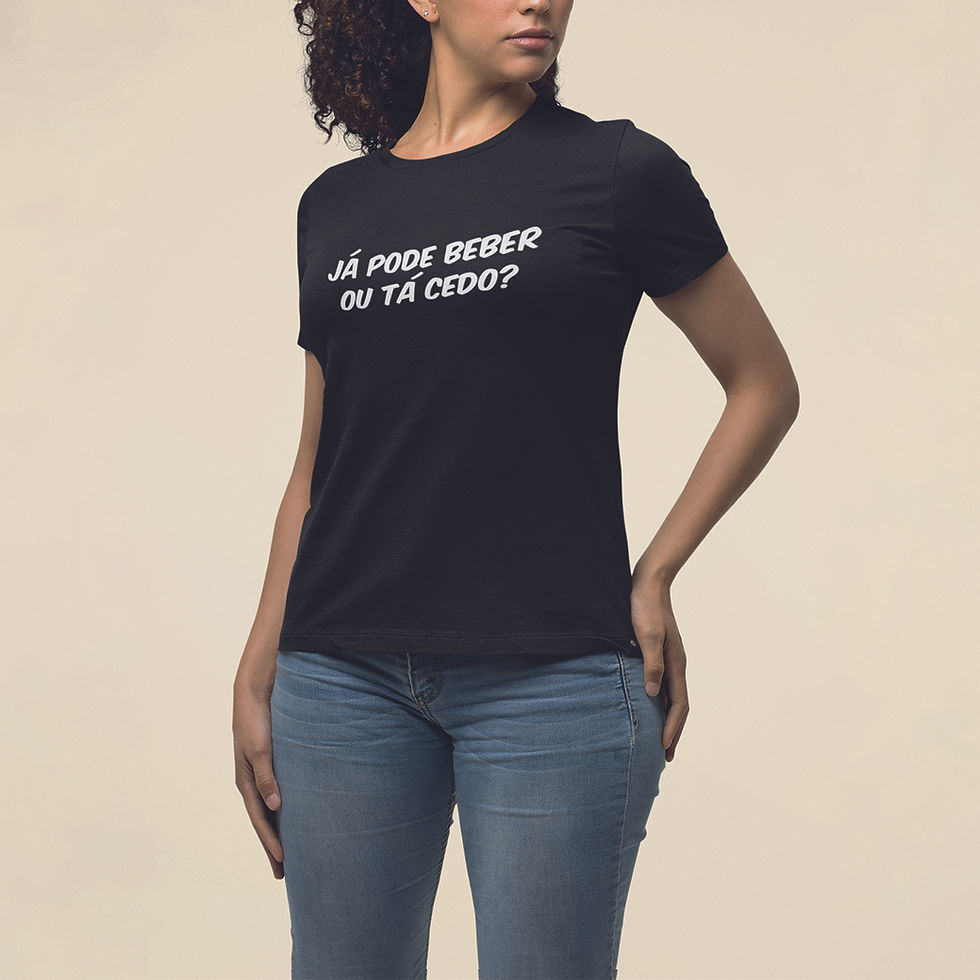 Miniatura: mulher com mão no quadril, vestindo camiseta de bar já pode beber ou tá cedo feminina preta. Na estampa a frase