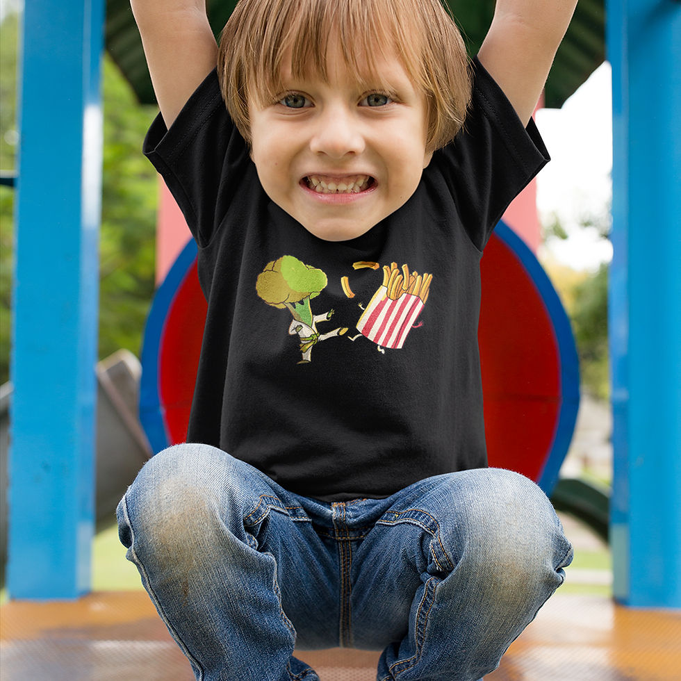 Miniatura: menino no parque feliz, vestindo camiseta karatê brócolis infantil preta, na estampa um brócolis luta contra batata frita