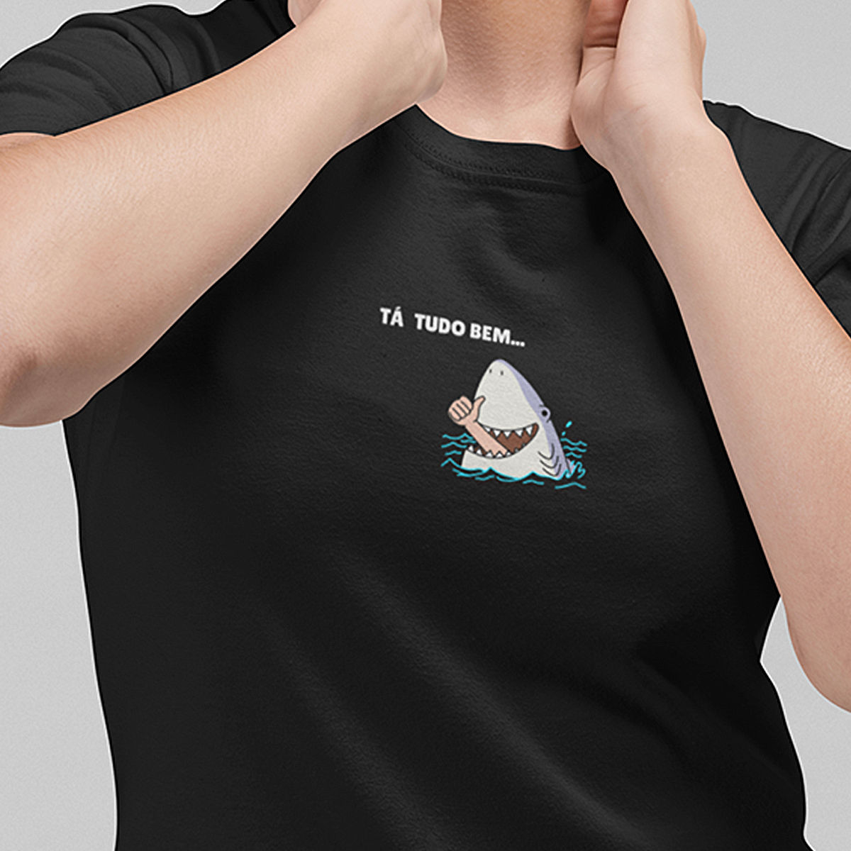 Camiseta Feminina Tá Tudo Bem Tubarão Minimalista Divertida