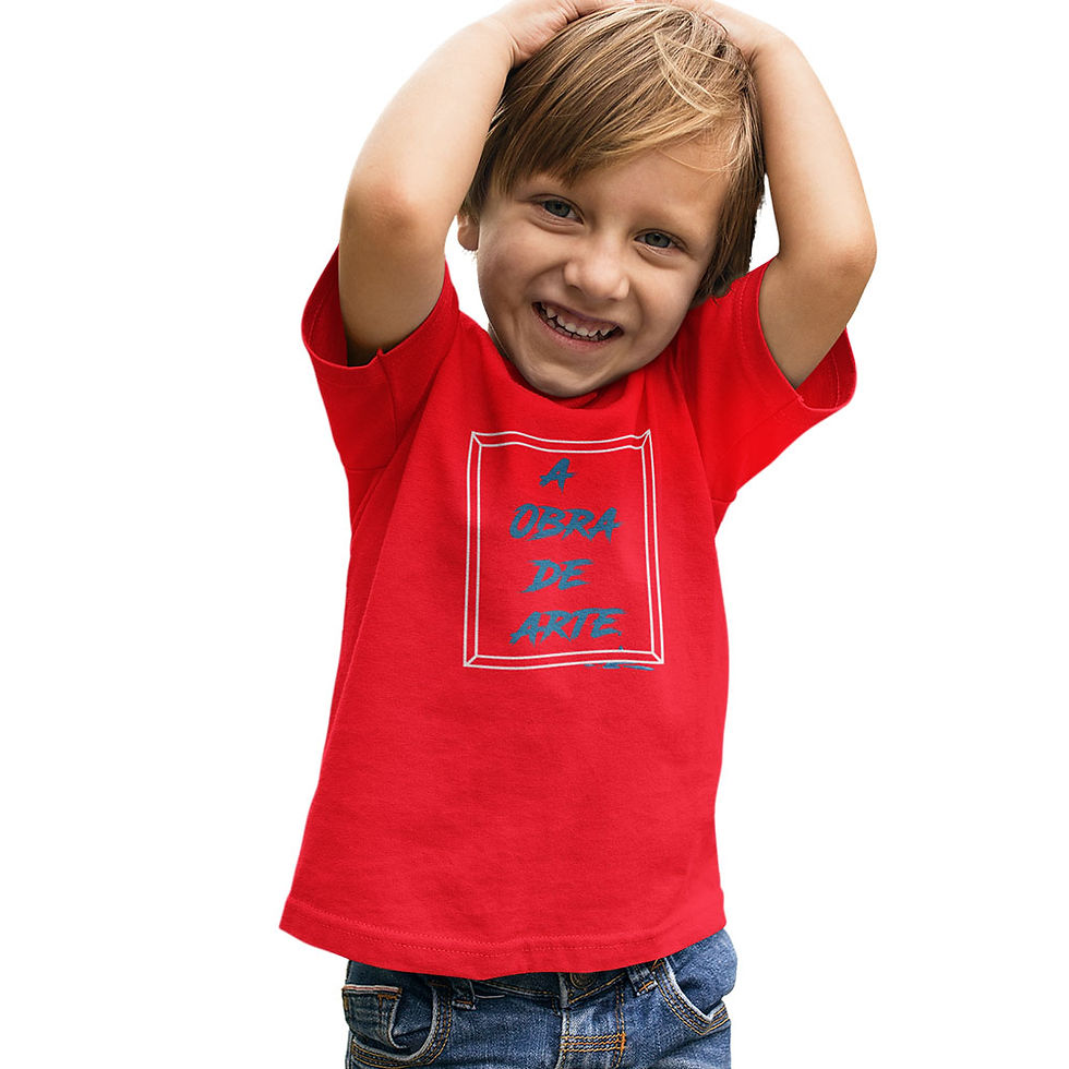 Miniatura: menino com mãos na cabeça, vestindo camiseta artista a obra de arte vermelha. Na estampa um quadro com a frase do título
