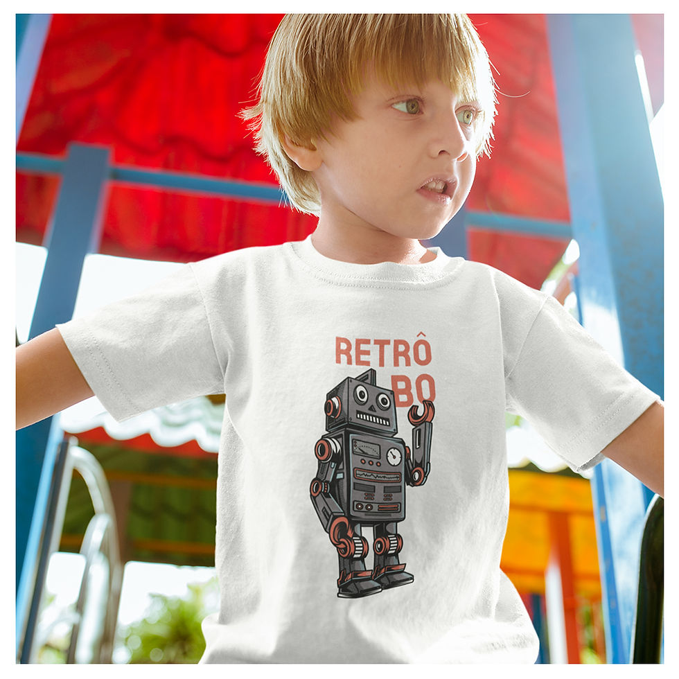 Miniatura: menino no parque, vestindo camiseta retrô robô infantil branca, na estampa um nostálgico robô de brinquedo