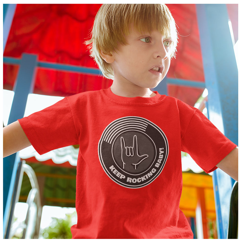 Miniatura: menino brincando no parque, vestindo camiseta keep rocking baby vermelha, na estampa um criculo com mão rock