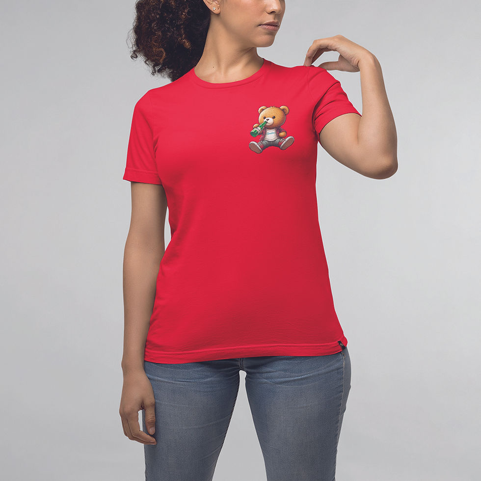 Miniatura: mulher com mão no ombro, vestindo camiseta urso de bar feminina vermelha. Na estampa um urso bebendo breja