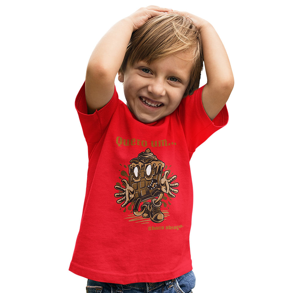 Miniatura: menino com mão na cabeça, vestindo camiseta chocolatra infantil vermelha, na estampa uma barra de chocolate quer abraço