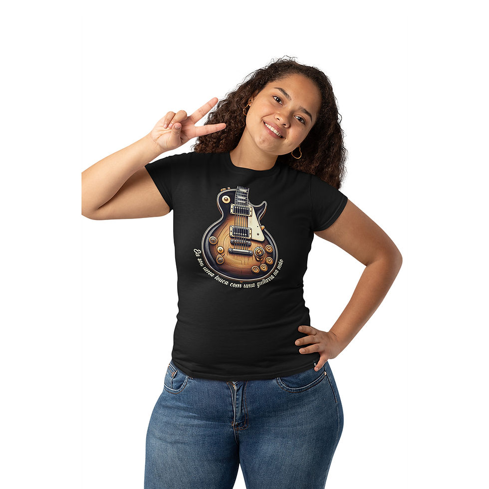 Miniatura: mulher fazendo V com os dedos, vestindo camiseta louca guitarra na mão feminina preta. Na estampa, uma guitarra e a frase