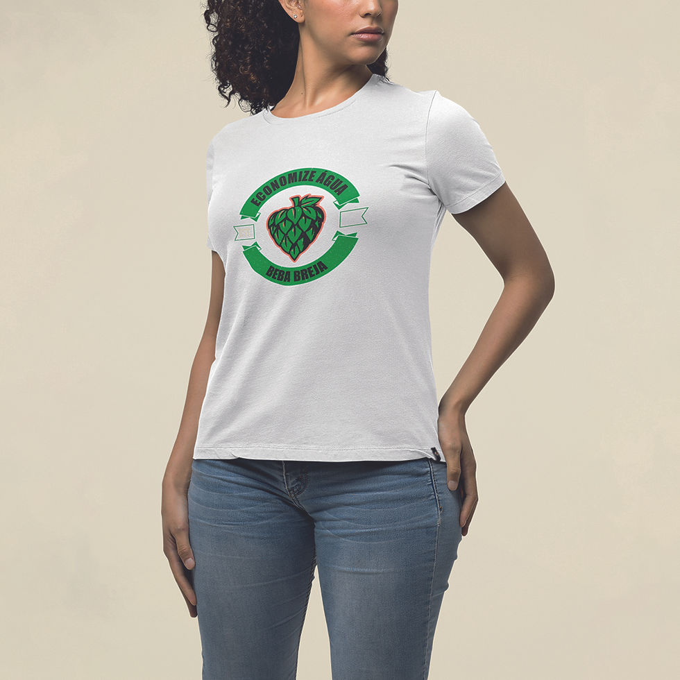 Miniatura: Mulher fazendo pose, vestindo Camiseta Cerveja Economize Água feminina branca. Na estampa a frase e um lúpulo
