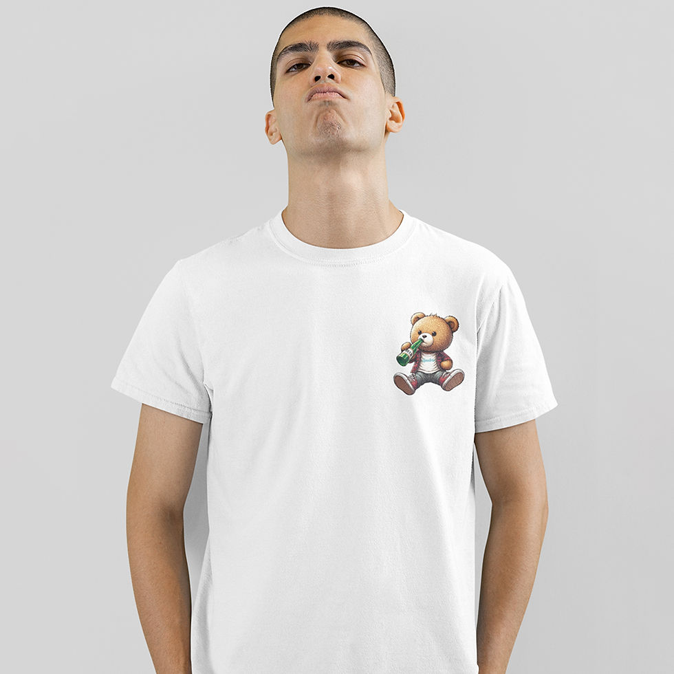 Miniatura: homem cara de mau, vestindo camiseta urso de bar masculina branca. Estampa minimalista de uma pelúcia bebendo