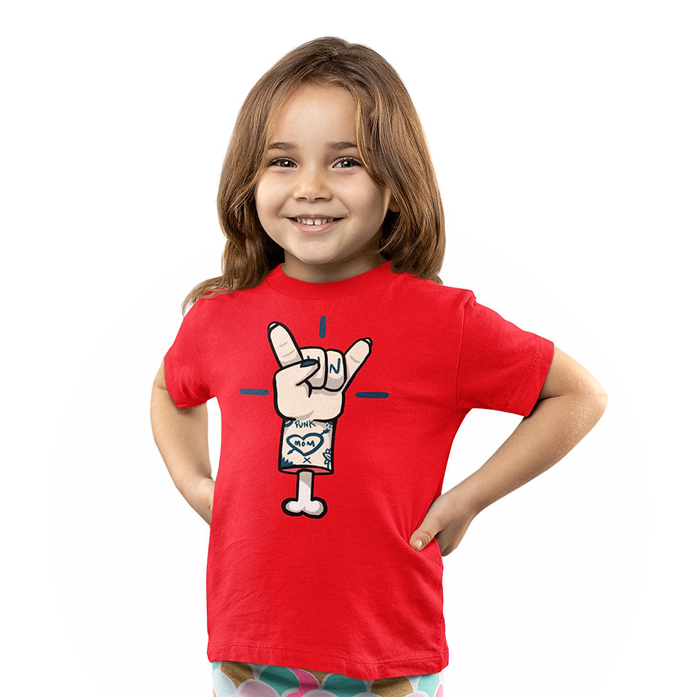 Miniatura: menina com mão no quadril, vestindo camiseta punk da mamãe infantil vermelha, na estampa uma mão rock desenho tatuado mom