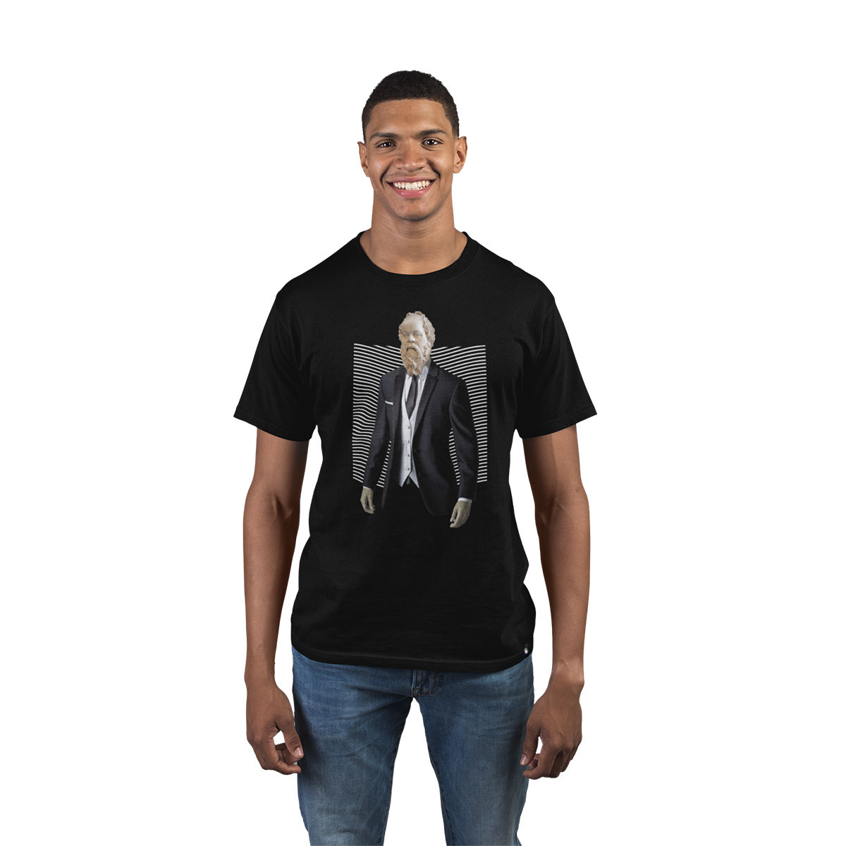 homem feliz,vestindo camiseta estátua platão filosofia masculina preta. Na estampa, platão de terno e gravata