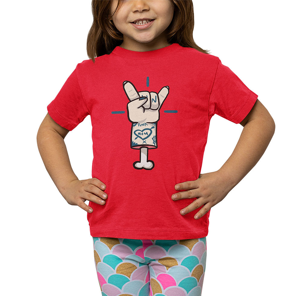 Miniatura: menina com mão no quadril zoom, vestindo camiseta punk da mamãe infantil vermelha, na estampa mão rock desenho tatuado mom