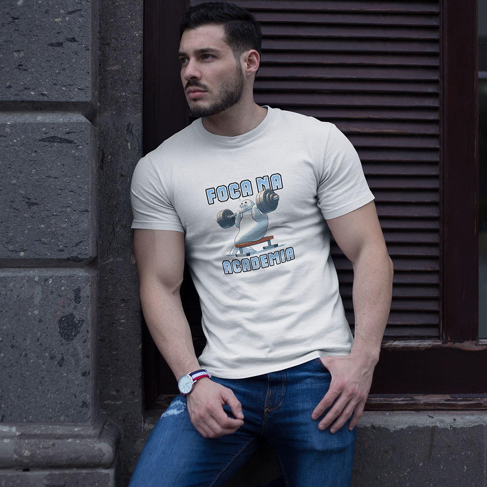 Miniatura: homem fit encostado no prédio, vestindo camiseta foca na academia masculina branca. Na estampa uma foca levanta peso