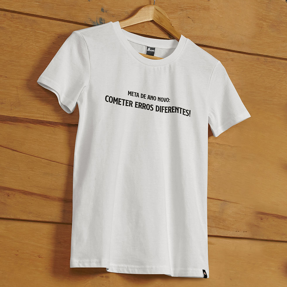 Miniatura: camiseta branca pendurada em um cabide, fundo de madeira